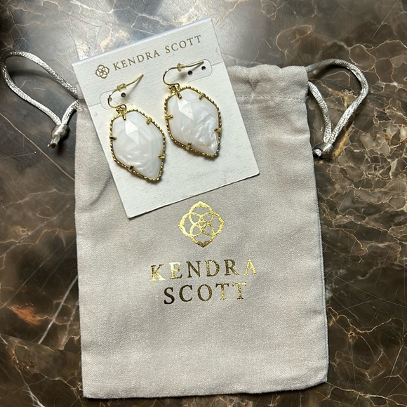Kendra Scott Jewelry - 🎇Kendra Scott white Corley earrings